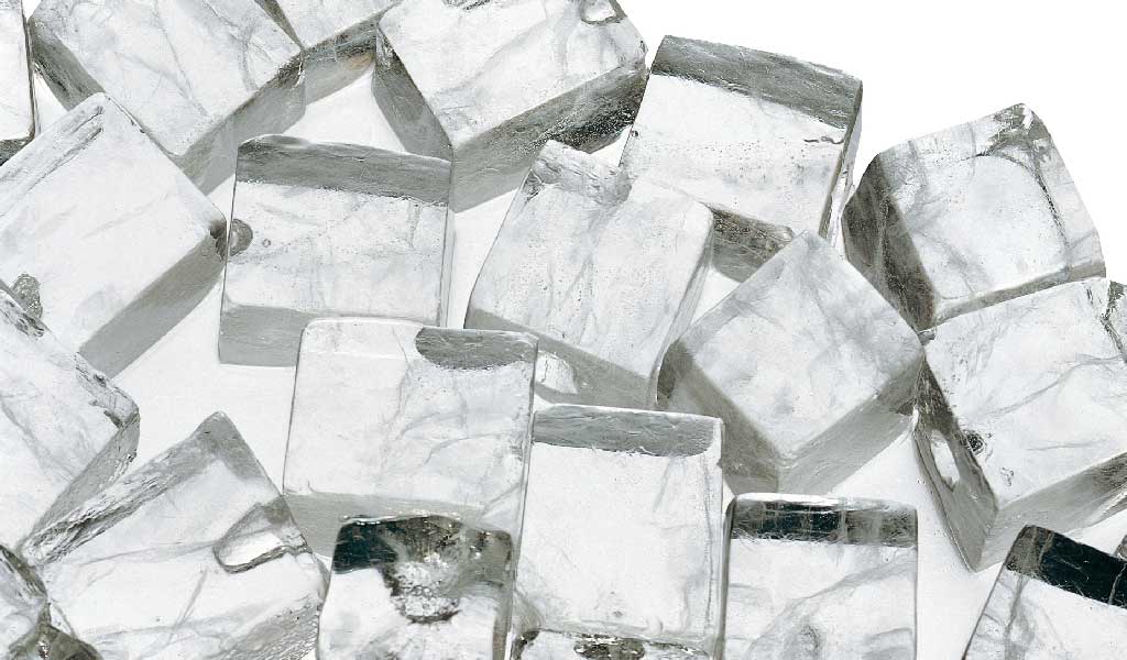 Square Ice for Bars, Coffeeshops, and Restaurants